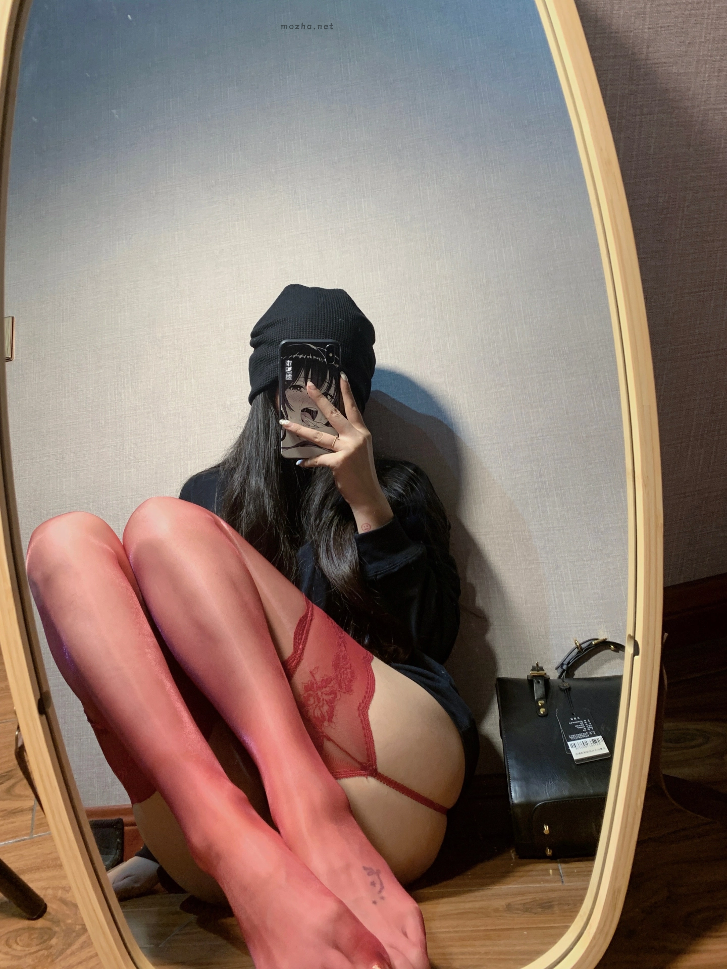 陈佩奇 – 小腿红丝吊带【24P】